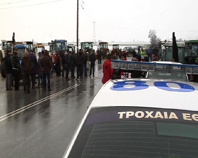 Τρακτέρ σε φάλαγγα λίγο πριν τα Τέμπη – ΦΩΤΟ