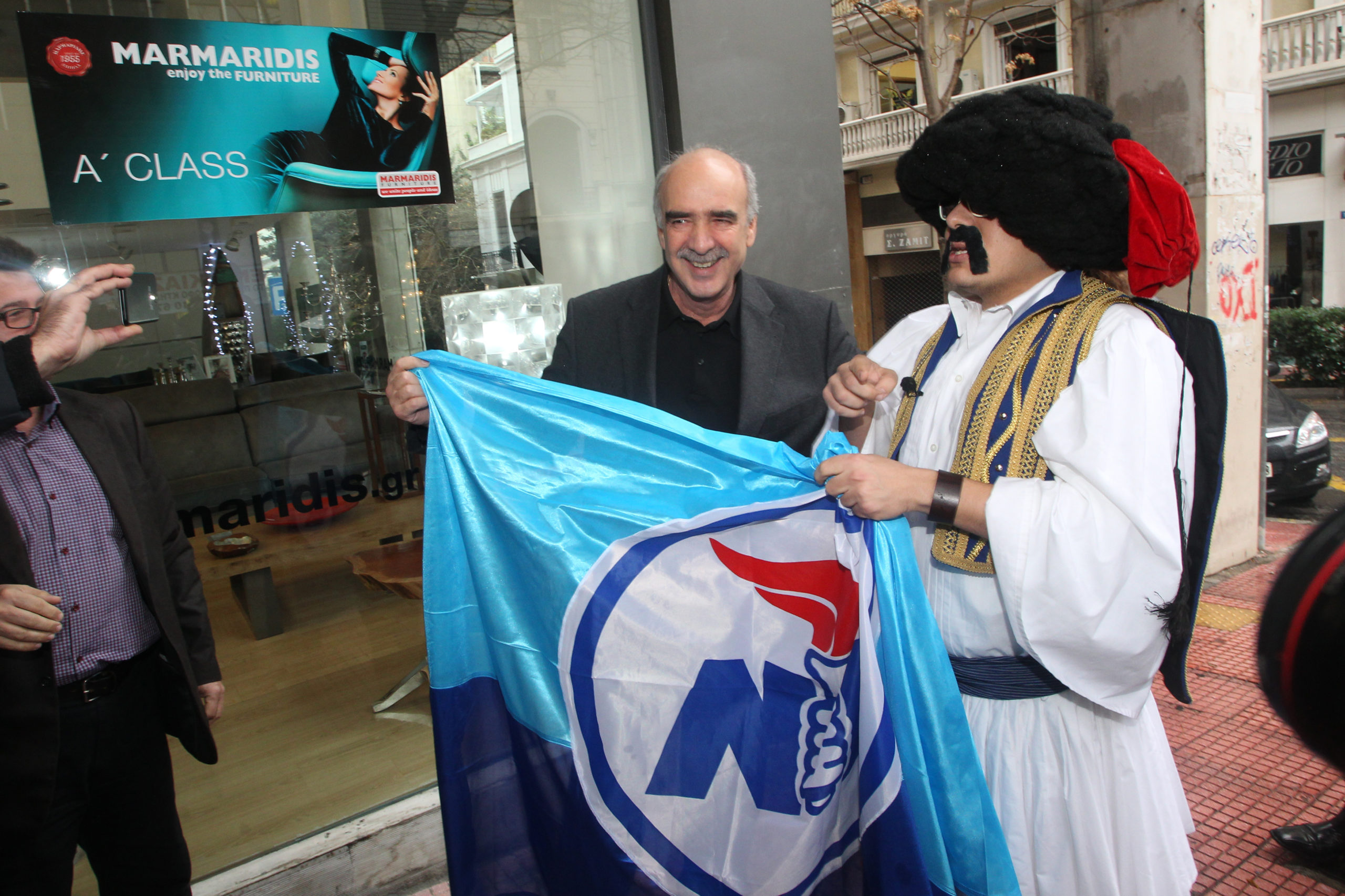 Ο Μεϊμαράκης ξεδιπλώνει τη σημαία του τσολιά της Ελληνοφρένειας – ΦΩΤΟ
