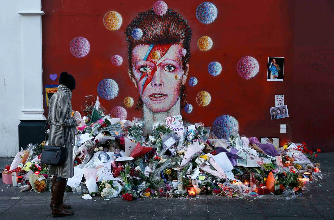 Γιατί ο David Bowie αγόραζε… ελληνικές εφημερίδες;