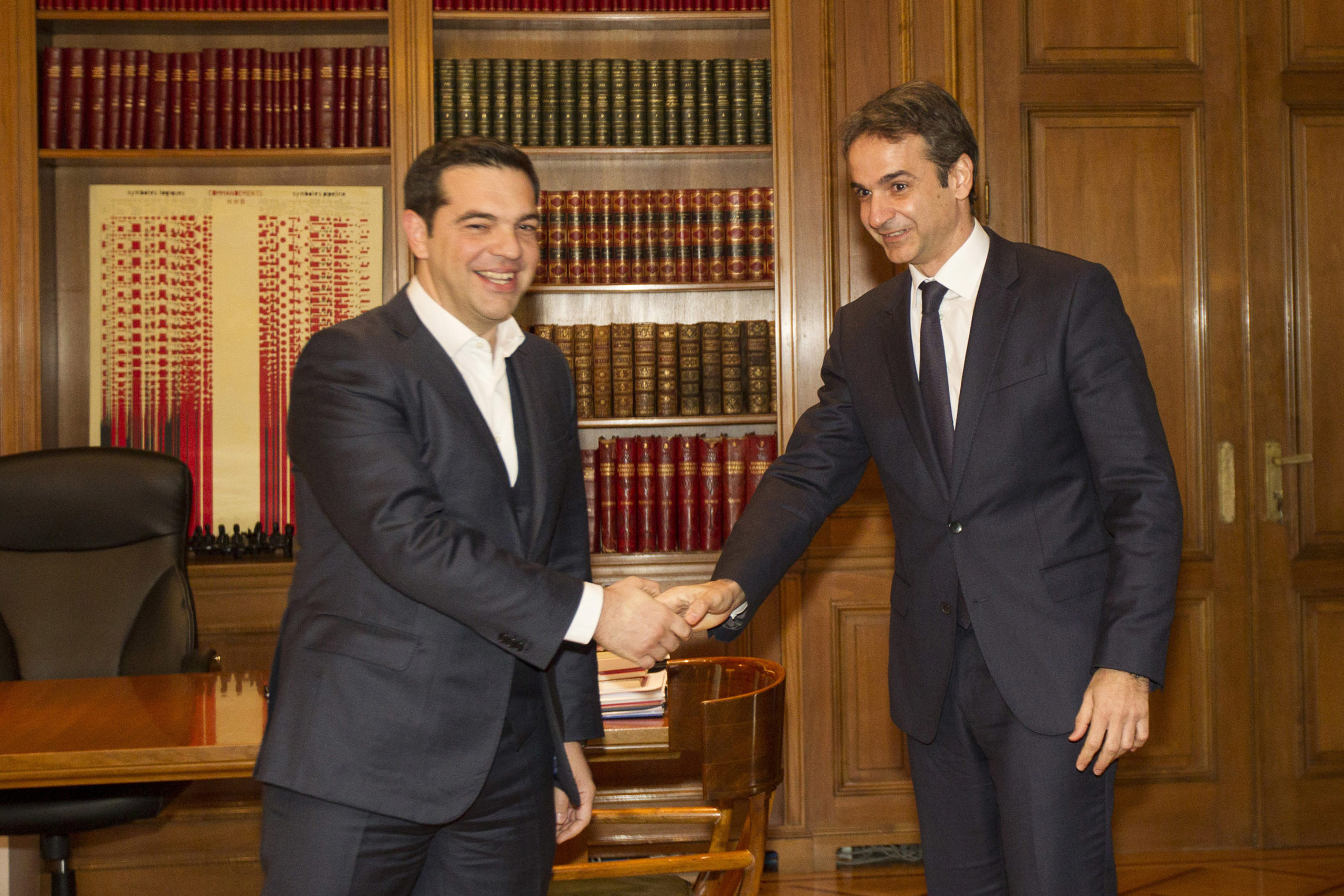 Με… γιλέκο υποδέχθηκε τον Μητσοτάκη ο Τσίπρας – ΦΩΤΟ