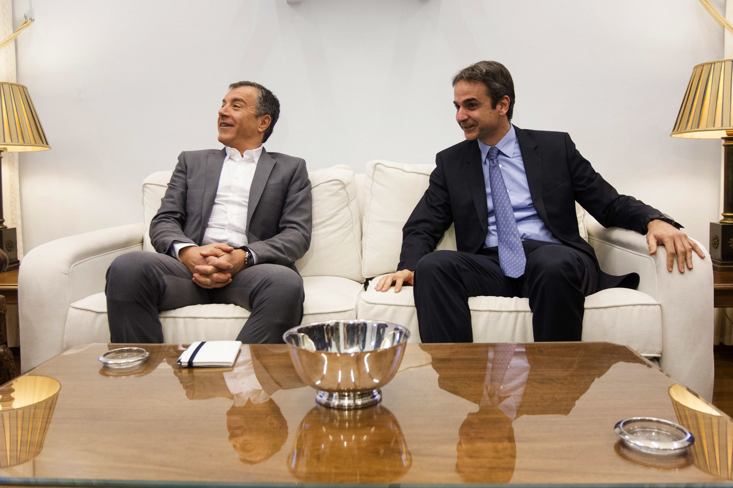 Ο θερμός χαιρετισμός και τα χαμόγελα Μητσοτάκη-Θεοδωράκη – ΦΩΤΟ