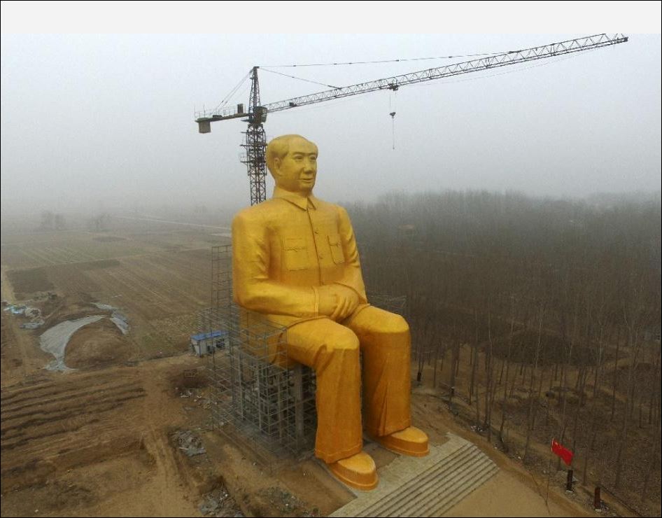 Ένας γιγάντιος “χρυσός” Μάο σε χωριό της Κίνας