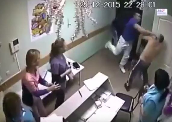 Σκηνές που σοκάρουν – Γιατρός σκότωσε με μια γροθιά ασθενή – ΒΙΝΤΕΟ