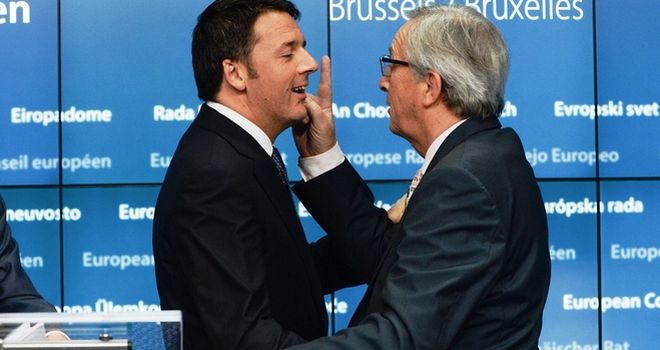 Ο Γιούνκερ ρίχνει τους τόνους στην κόντρα με τον Ρέντσι