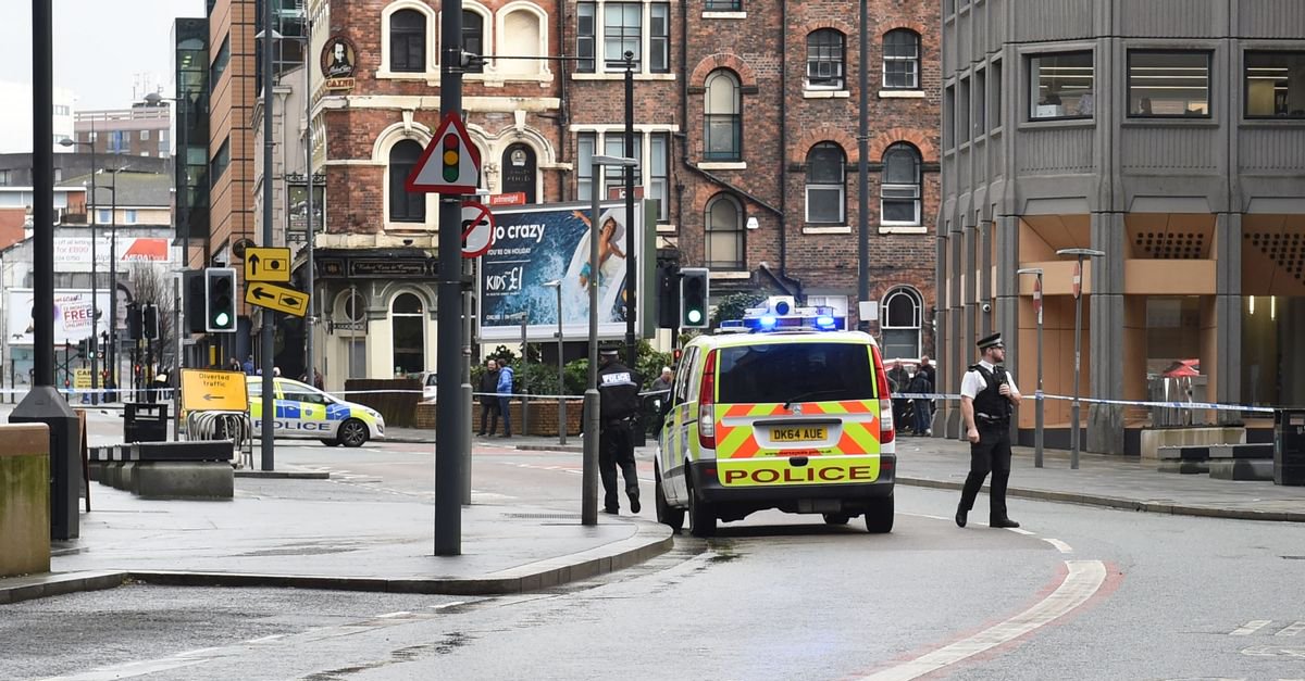 Συναγερμός στο Λίβερπουλ – Άνδρας κρατάει ύποπτο δέμα – ΤΩΡΑ