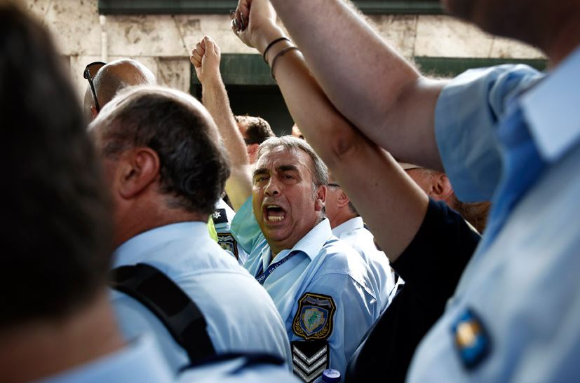 “Ψαλίδι” σε συντάξεις και εφάπαξ φέρνει το ασφαλιστικό για τους ένστολους