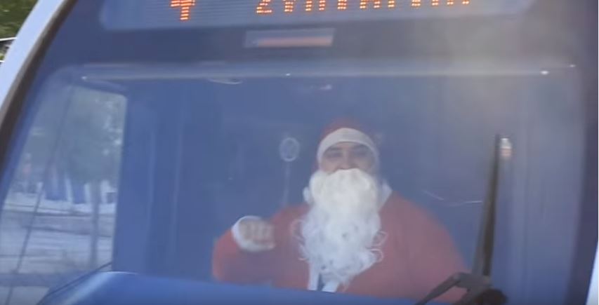 Ο Άγιος Βασίλης ήρθε στην Αθήνα με…τραμ – ΒΙΝΤΕΟ