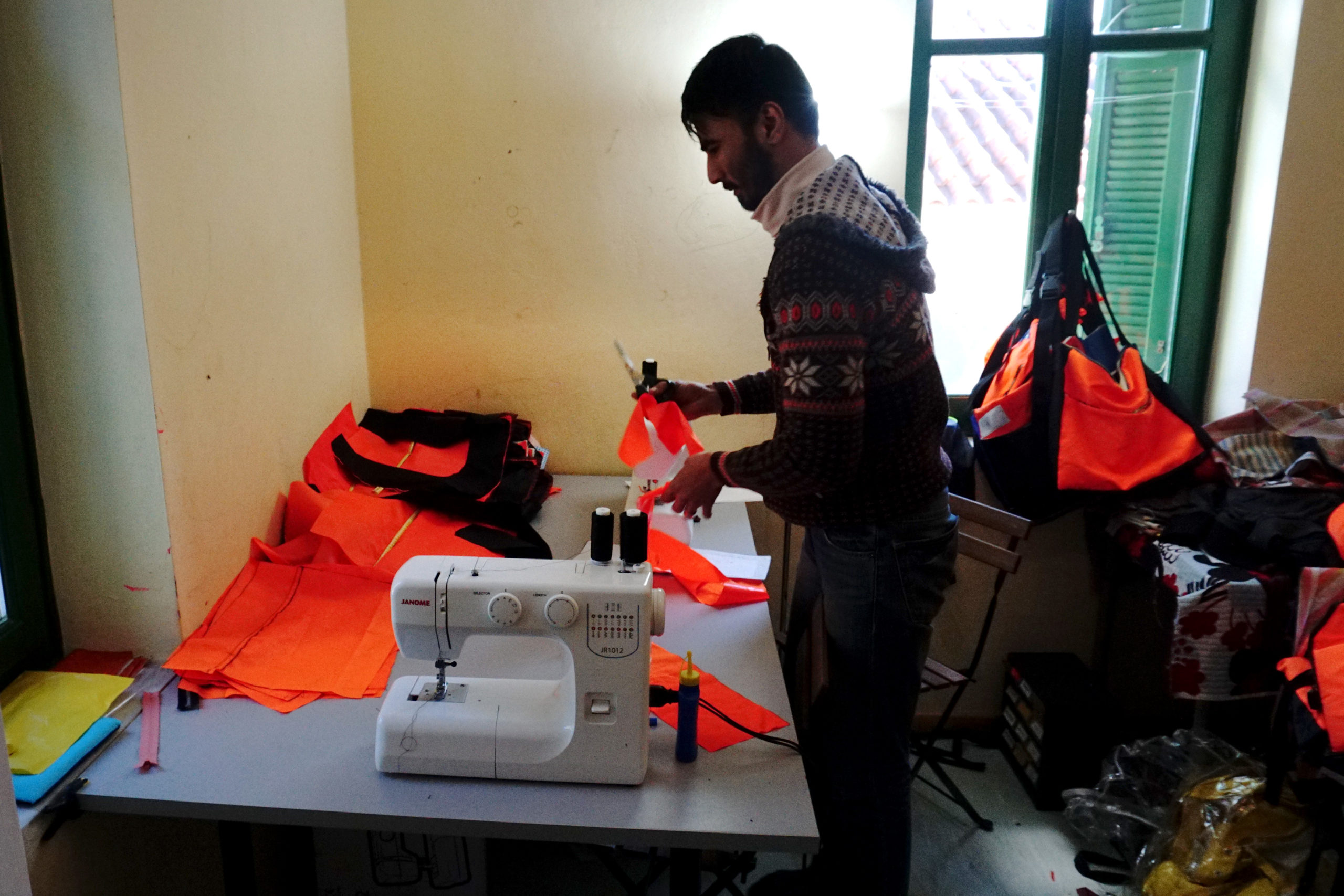 Καναπέδες και τραπεζάκια από πεταμένα σωσίβια φτιάχνουν πρόσφυγες στη Λέσβο – ΦΩΤΟ