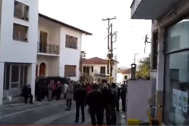 Συγκεντρώνεται κόσμος έξω από το σπίτι του συζυγοκτόνου της Κοζάνης – ΒΙΝΤΕΟ
