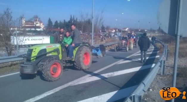 Έκλεισε ο κόμβος της Κουλούρας από τρακτέρ και φορτηγά – ΦΩΤΟ