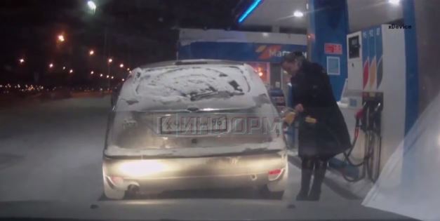 Έβαλε κατά λάθος φωτιά στο αμάξι της σε πρατήριο καυσίμων – ΒΙΝΤΕΟ