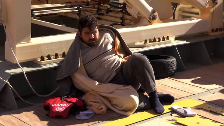 Σοκ – Διακινητής μεταναστών απέναντι στα κορμιά πνιγμένων παιδιών – ΒΙΝΤΕΟ