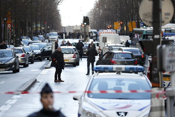 Τρόμος στο Παρίσι – Απετράπη επίθεση αυτοκτονίας; – ΦΩΤΟ