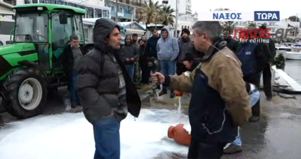 Αγρότες απέκλεισαν το λιμάνι της Νάξου – Έριξαν γάλα στο δρόμο – BINTEO