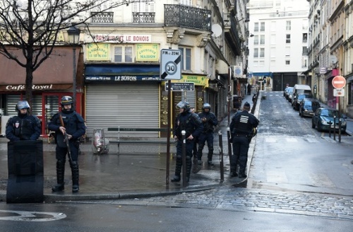 Ψεύτικη η ζώνη με τα εκρηκτικά που φορούσε ο ένοπλος στο Παρίσι