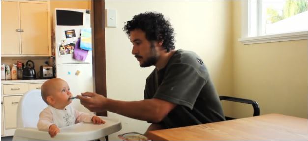 Πώς να ταΐζεις ένα μωρό; Το βίντεο που κάνει θραύση στο διαδίκτυο