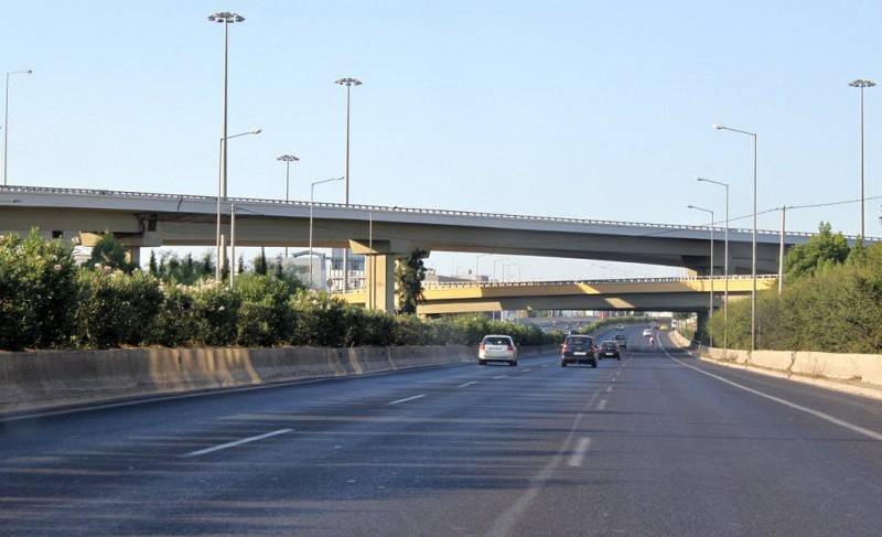 Αγρότες στη διασταύρωση Κορωπίου για αεροδρόμιο – ΤΩΡΑ