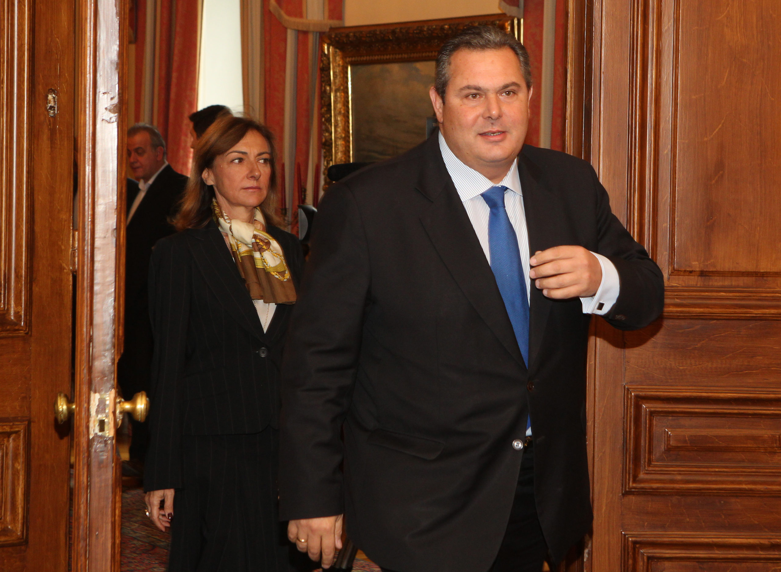 Ο Πάνος Καμμένος ποζάρει με τον καρχαρία που έπιασαν στην Ύδρα– ΦΩΤΟ