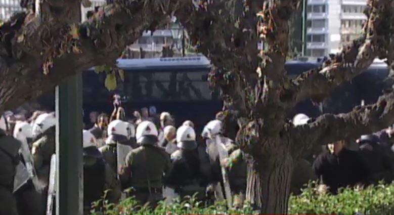 Τα επεισόδια έξω από τη Βουλή – ΒΙΝΤΕΟ