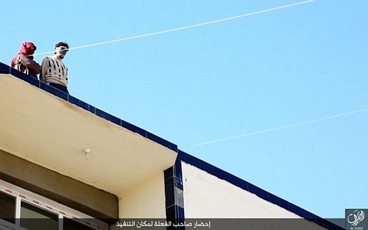 Εικόνες σοκ – Τζιχαντιστές πέταξαν άνδρα από την ταράτσα κτιρίου – ΦΩΤΟ