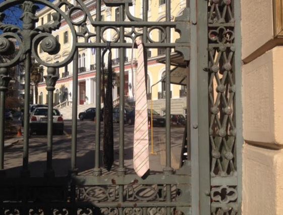 Κρέμασαν γραβάτες στα κάγκελα του υπουργείου Μακεδονίας – Θράκης – ΦΩΤΟ