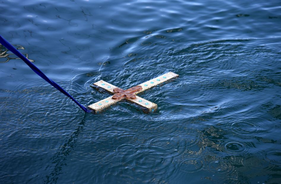 Βουλευτής της Ένωσης Κεντρώων θα βουτήξει για το σταυρό