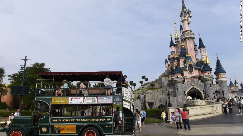 Αναζητούν μια γυναίκα που ήταν μαζί με τον ένοπλο στη Disneyland