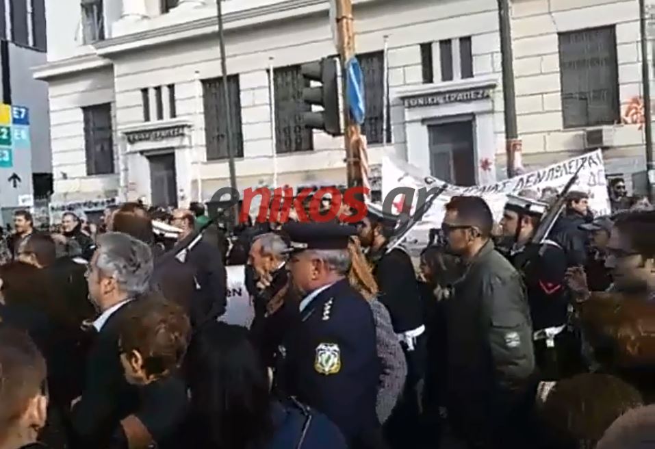 Αποδοκιμασίες πολιτών στον Πειραιά – ΒΙΝΤΕΟ