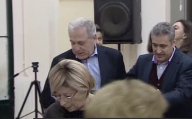 Στην Κηφισιά ψήφισε ο Δημήτρης Αβραμόπουλος – ΦΩΤΟ