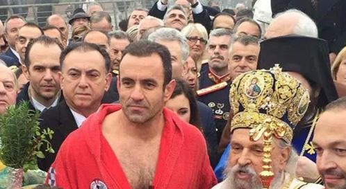 Το συγκλονιστικό μήνυμα του Λαρισαίου που έπιασε τον Σταυρό για τους πρόσφυγες – ΦΩΤΟ