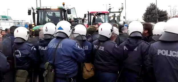 Ένταση στον Προμαχώνα – Αγρότες “έσπασαν” τον αστυνομικό κλοιό – ΒΙΝΤΕΟ