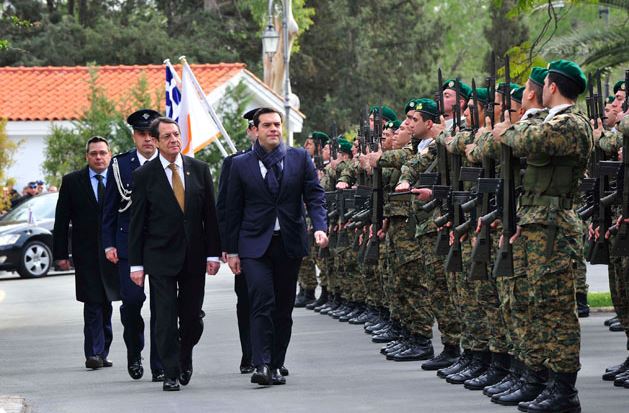 To …φουλάρι του Τσίπρα – ΦΩΤΟ