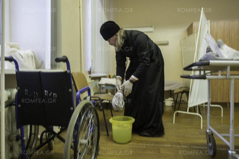 Μητροπολίτης… σφουγγαρίζει θαλάμους ασθενών – ΦΩΤΟ