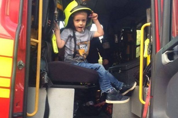 Έπαιζε με μινιατούρα πυροσβεστικού οχήματος και διασώθηκε από πραγματικούς πυροσβέστες – ΦΩΤΟ