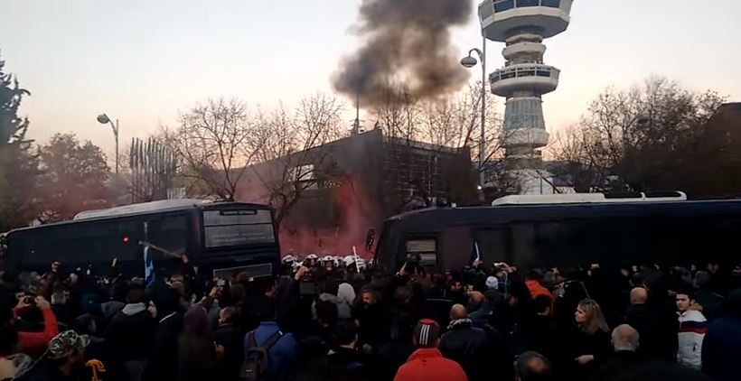 Αγρότες “πολιορκούν” το Βελλίδειο – ΦΩΤΟ