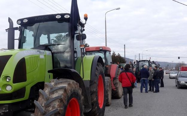 Οι αγρότες απέκλεισαν την εθνική οδό Αντιρρίου – Ιωαννίνων