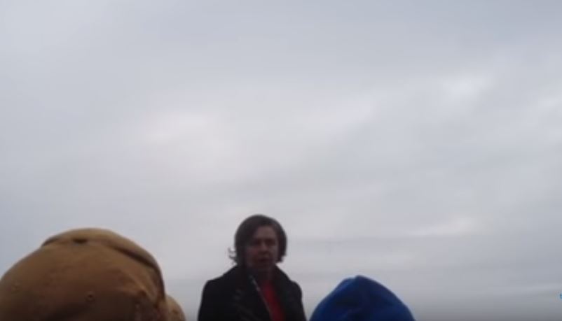 “Τι θέλετε;” ρώτησε η υποψήφια της ΛΑΕ -“Γυναίκες” απάντησε ο αγρότης – ΒΙΝΤΕΟ