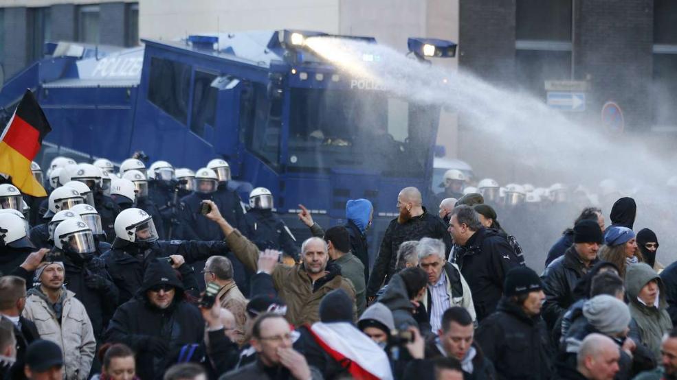 Συγκρούσεις στην Κολωνία μεταξύ αστυνομικών και διαδηλωτών – ΒΙΝΤΕΟ – ΦΩΤΟ
