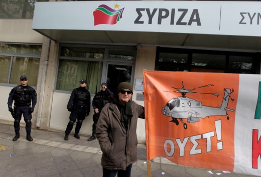 Συγκέντρωση ΠΟΕ-ΟΤΑ στα γραφεία του ΣΥΡΙΖΑ – Έκαψαν τα μνημόνια – ΒΙΝΤΕΟ