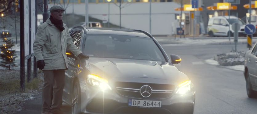 Ο πρωταθλητής οδήγησης μεταμφιέστηκε σε συνταξιούχο σε μια αξέχαστη φάρσα – ΒΙΝΤΕΟ