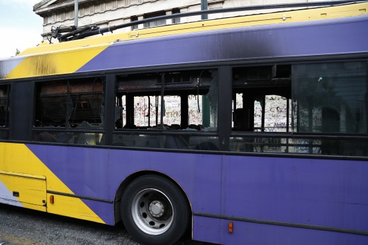 Άγνωστοι επιτέθηκαν με μολότοφ σε τρόλεϊ στα Εξάρχεια