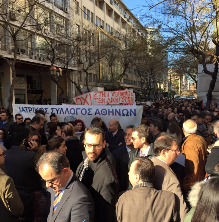 Η πορεία των δικηγόρων στο κέντρο της Αθήνας – ΦΩΤΟ