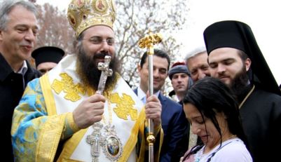 Γυναίκα έπιασε για πρώτη φορά τον Σταυρό στα Τρίκαλα – ΦΩΤΟ