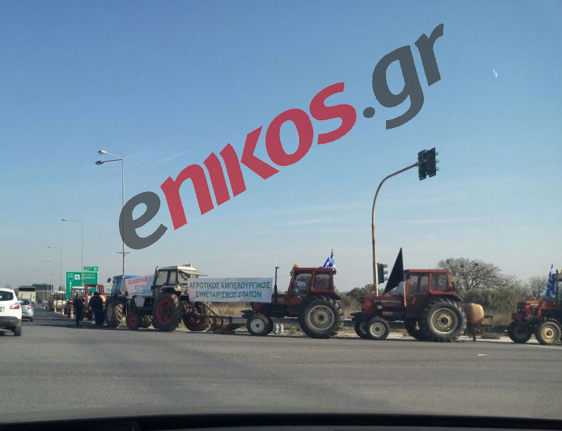 Παρατεταγμένα τρακτέρ στη διασταύρωση του Κορωπίου για αεροδρόμιο – ΦΩΤΟ