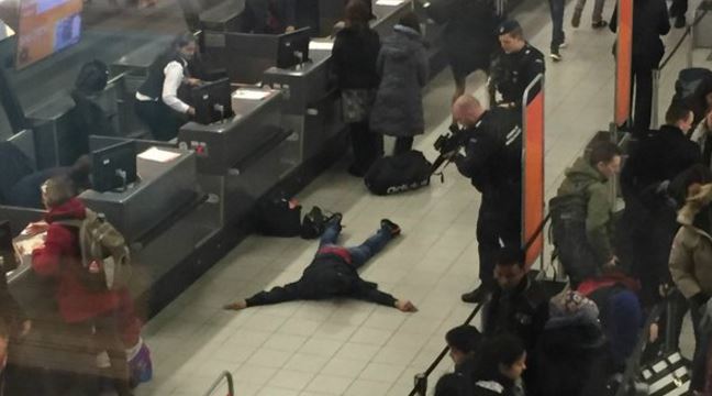 Πανικός στο αεροδρόμιο του Άμστερνταμ – Άνδρας φώναζε «κρατάω βόμβα» – ΦΩΤΟ
