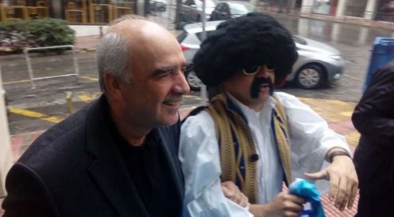 Ο τσολιάς της Ελληνοφρένειας υποδέχθηκε τον Μεϊμαράκη – ΦΩΤΟ