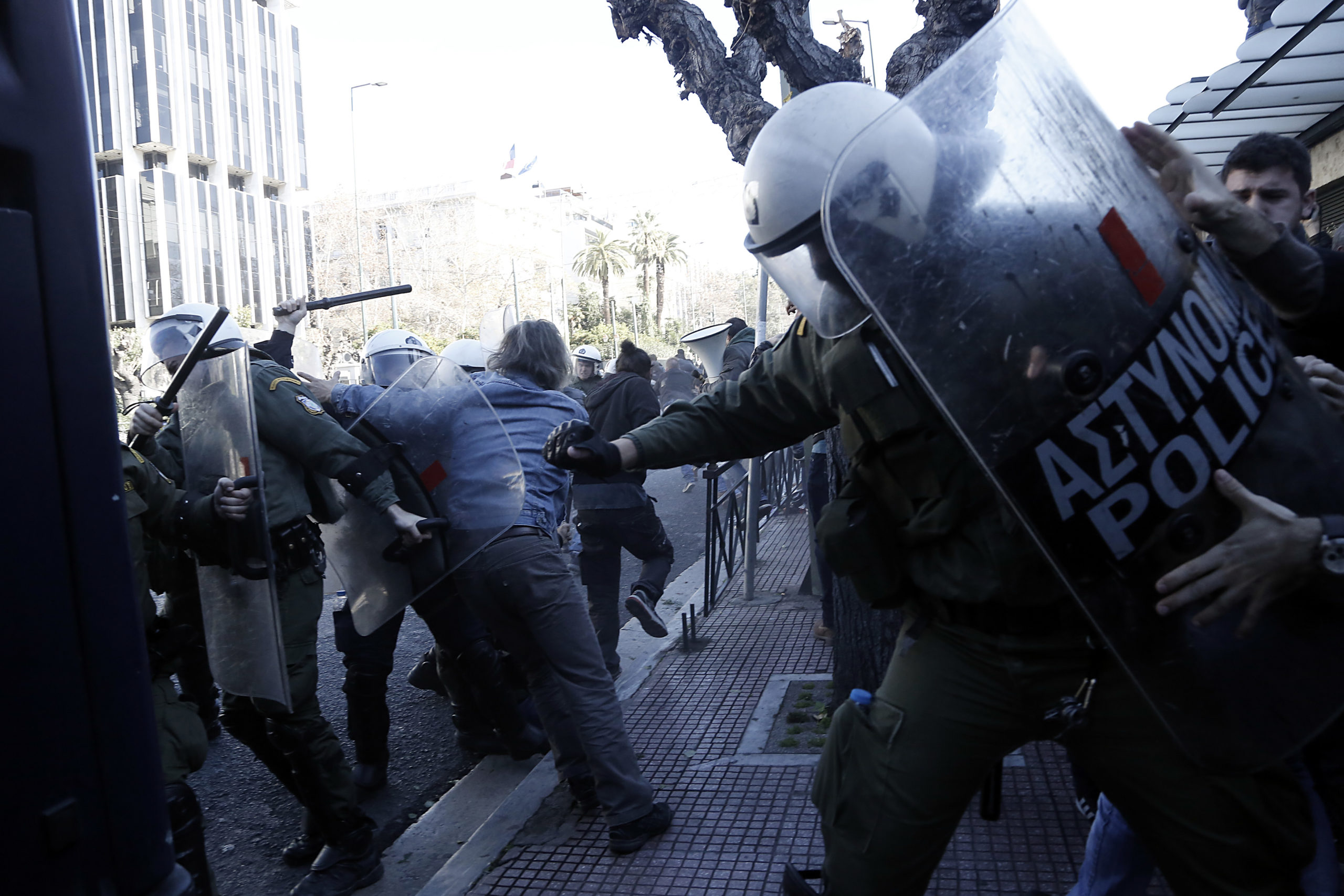 Καρέ – καρέ τα επεισόδια έξω από την Βουλή – ΦΩΤΟ