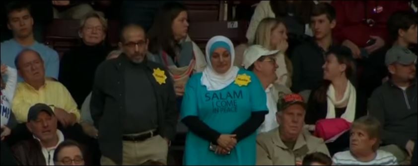 Εκδιώχθηκε μουσουλμάνα από ομιλία του Τραμπ – ΒΙΝΤΕΟ