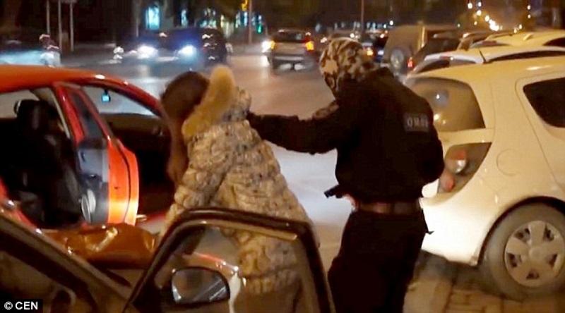 Πρόταση γάμου με… το πιστόλι στον κρόταφο – ΒΙΝΤΕΟ