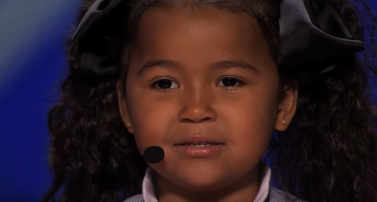 Η μαγευτική ερμηνεία της 5χρονης που θα σας καθηλώσει – ΒΙΝΤΕΟ